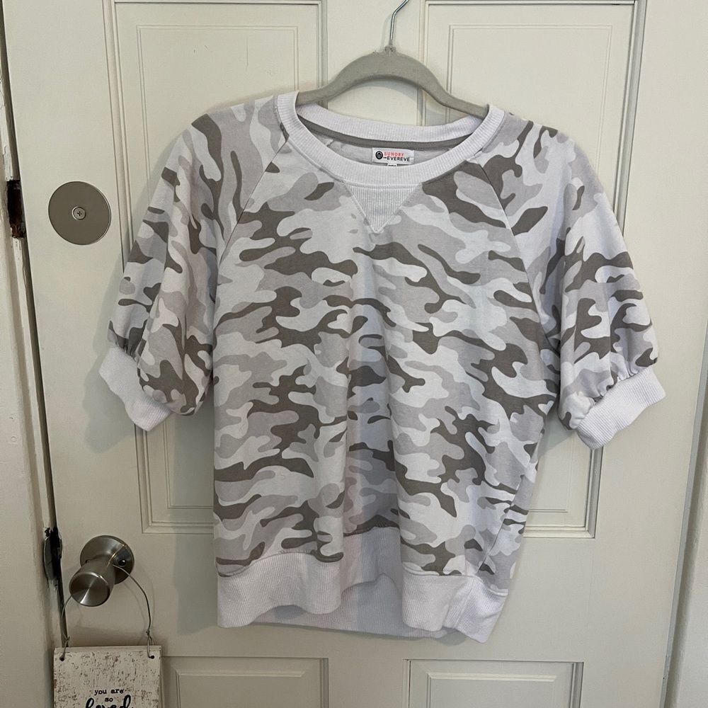 Sundry for Evereve White and Grey Camo Short Sleeve Crewneck Sweatshirt Size 2